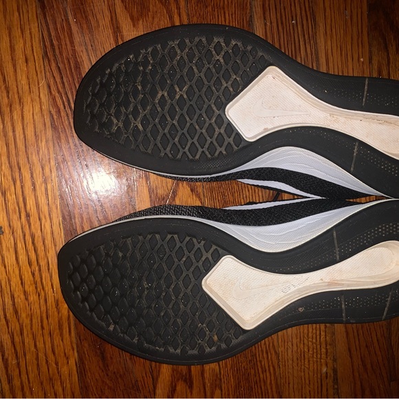 Womens like new Nikes! 🖤 - Picture 3 of 3